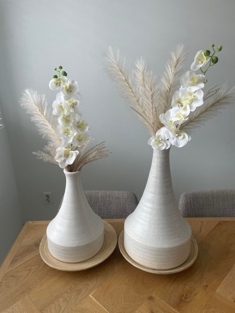 Twee witte vazen met kunstbloemen, Huis en Inrichting, Woonaccessoires | Vazen, Ophalen, Gebruikt, Wit, Aardewerk of Porselein