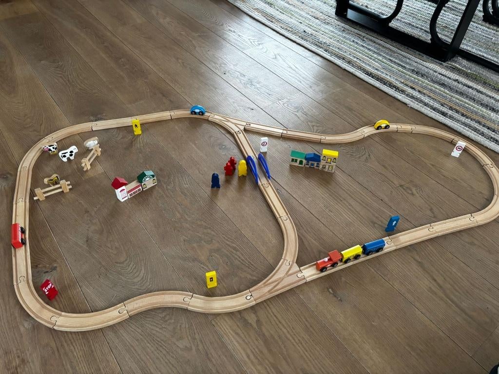 Grote houten treinbaan set – Incl. treinen, auto’s en dorp, Ophalen of Verzenden, Gebruikt, Duw- of Trekspeelgoed