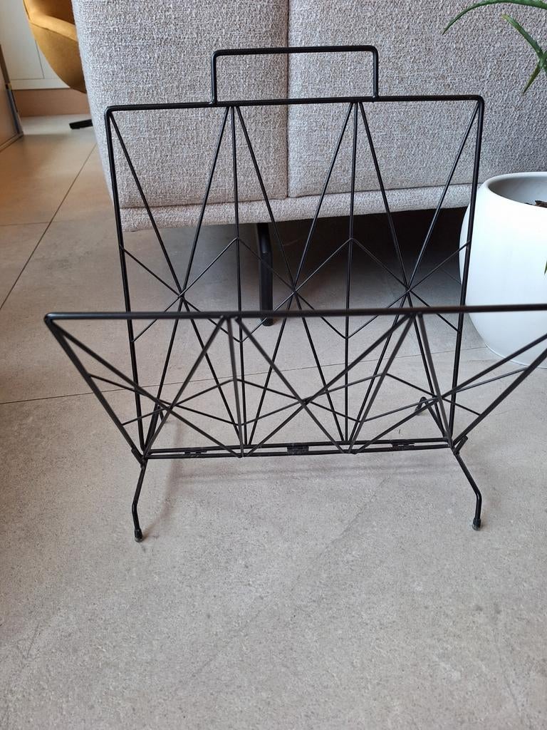 Modern Zwart Metalen Kranten- en Tijdschriftenhouder, Ophalen of Verzenden, Zo goed als nieuw