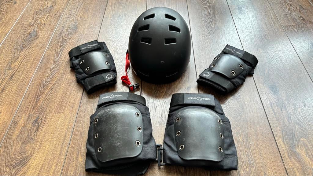 Skate helm + knie & elleboog beschermers set, Sport en Fitness, Skateboarden, Ophalen of Verzenden, Gebruikt, Bescherming