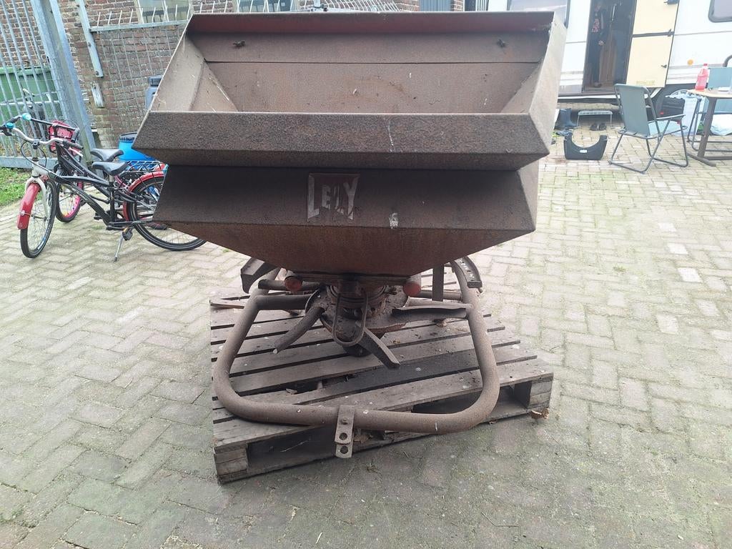 Lely kunstmeststrooier, Ophalen