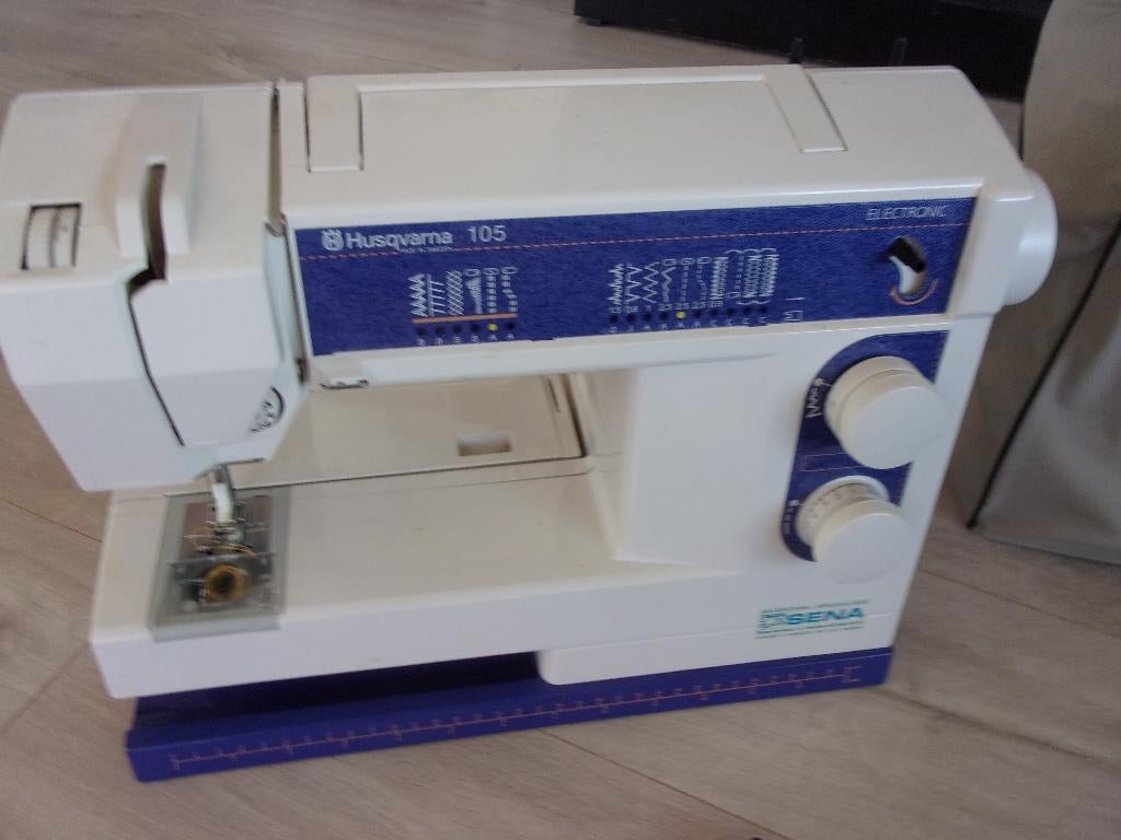 NAAIMACHINE van Husqvarna, type 105, compleet+extra naalden, Ophalen, Zo goed als nieuw, Naaimachine, Overige merken