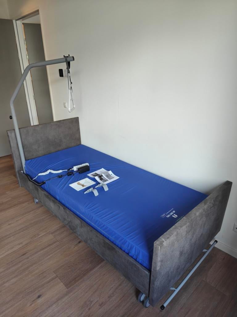 (Compleet)Medisch hoog- laag bed/verpleegbed / thuiszorgbed, Ophalen, Verstelbaar, 90 cm, Eenpersoons