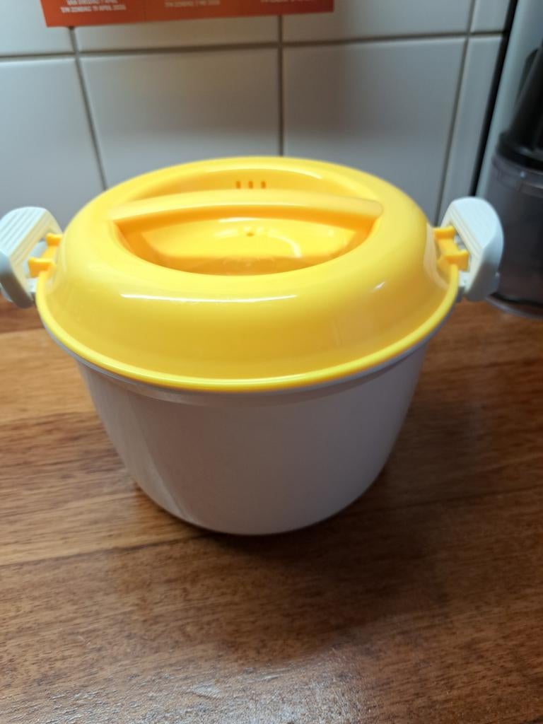 Magnetron rijstkoker - Wit met geel deksel, Ophalen of Verzenden, Gebruikt, Geel, Bak of Kom