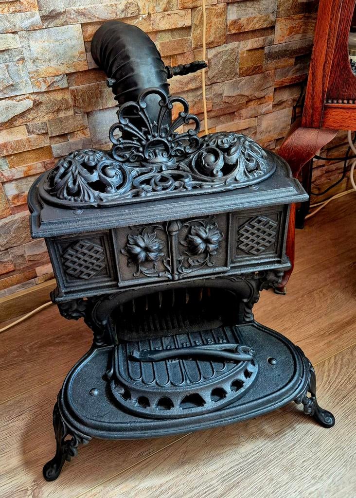 Antieke gietijzeren houtkachel sierlijke details The Queen 6, Antiek en Kunst, Ophalen