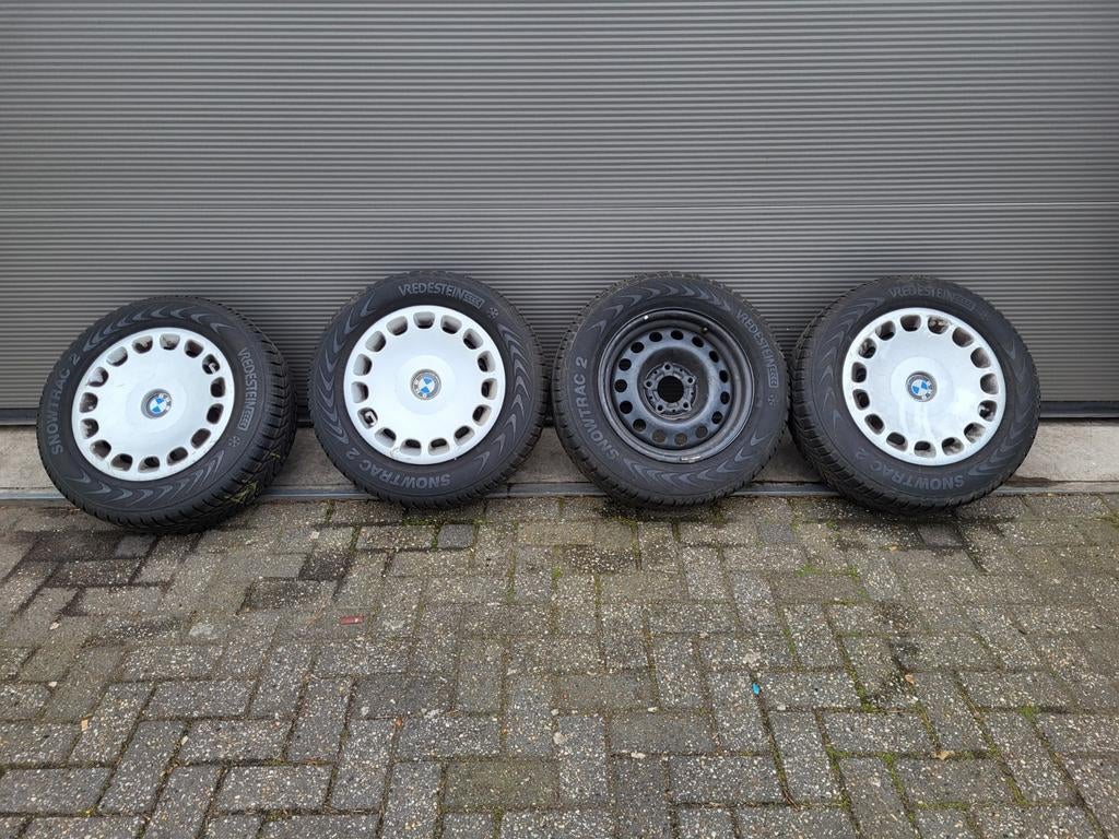 Winterset BMW met stalen velgen en doppen, Auto-onderdelen, Ophalen, Gebruikt, 15 inch, Banden en Velgen