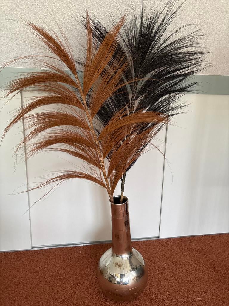Grote zilverkleurige vaas met decoratieve pluimen, Huis en Inrichting, Woonaccessoires | Vazen, Overige materialen, Gebruikt, Overige kleuren