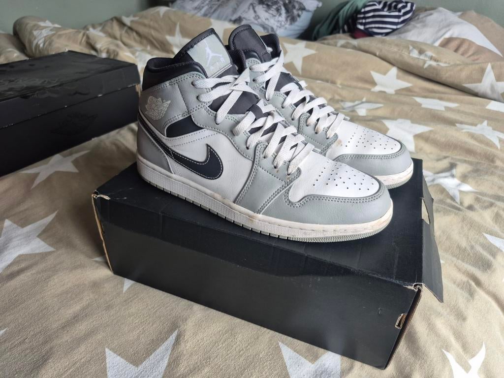 Nike Air Jordan 1 Mid Light Smoke Grey Anthracite US10, Wit, Ophalen of Verzenden, Sneakers of Gympen, Gedragen