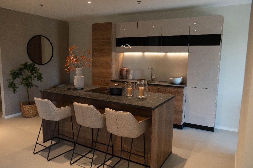 Luxe showroomkeuken met kookeiland en bar, Ophalen, Overige kleuren, Nieuw, Composiet