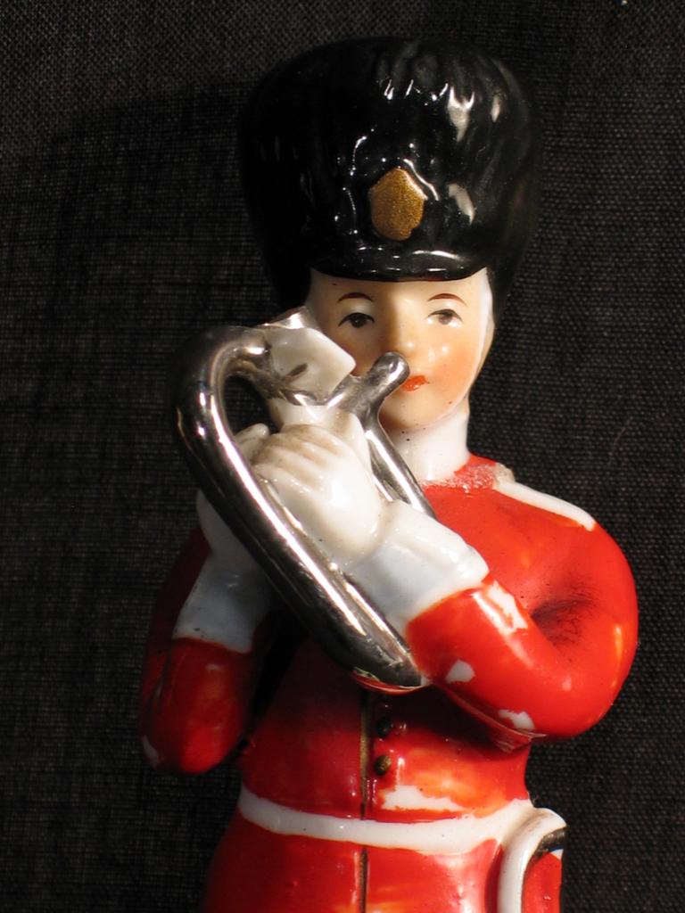 Leuke porseleinen hoonblazer met sabel. 1739, Ophalen of Verzenden