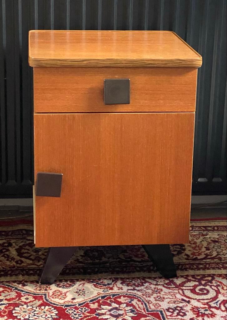 Vintage, retro houten  nachtkastje met lade en deurtje, Huis en Inrichting, Slaapkamer | Nachtkastjes, Gebruikt, 55 tot 70 cm