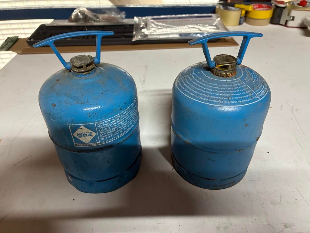 Twee Campingaz gasflessen type 901 met gedeeltelijke inhoud., Ophalen of Verzenden, Gebruikt