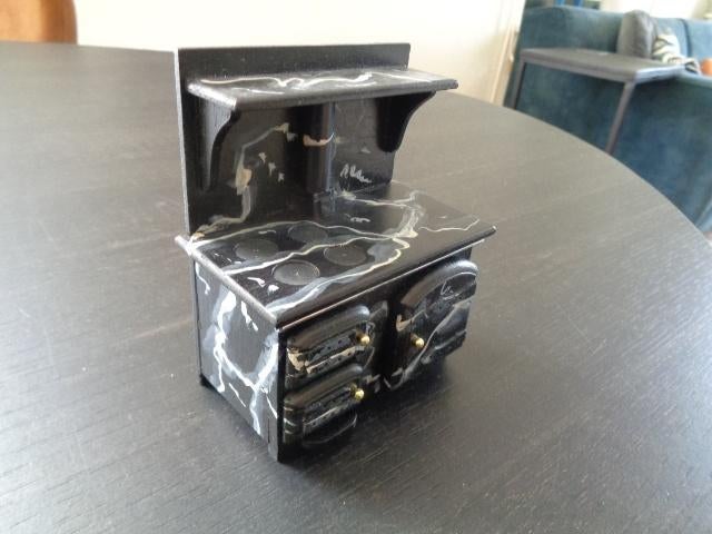 Fraaie marmerlook fornuis / kachel voor een poppenhuis., Verzamelen, Poppenhuizen en Toebehoren, Ophalen of Verzenden, Zo goed als nieuw