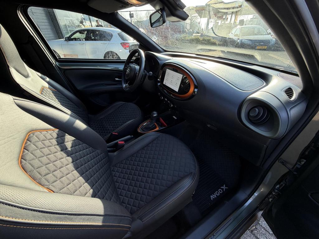 Toyota Aygo X 1.0 VVT-i S-CVT Limited AUTOMAAT | TWO TONE CO, Gebruikt, 4 stoelen, Leder en Stof, 3 cilinders