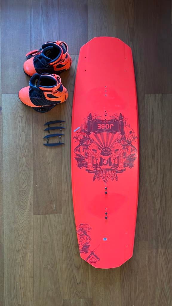 Jobe liberty wakeboard 140 schoenmaat 43, Watersport en Boten, Ophalen, Gebruikt, Board en Schoenen