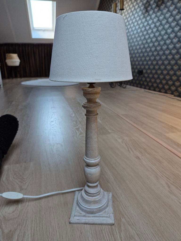 Tafellamp met houten voet en linnen kap, Gebruikt, 50 tot 75 cm, Landelijk, Klassiek, Brocante, Ophalen of Verzenden