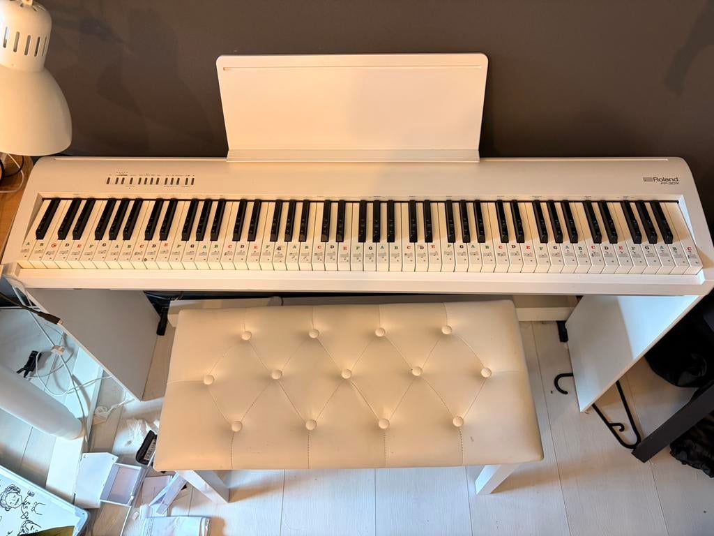 Roland FP-30X | Met houten standaard + stoel+pedalen, Ophalen, Zo goed als nieuw, Zwart