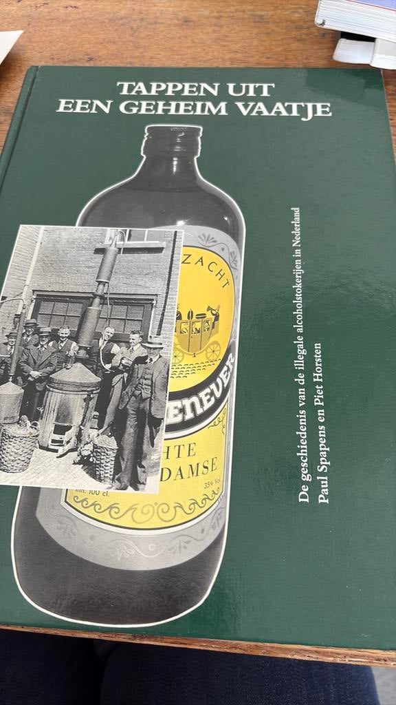 Tappen uit een geheim vaatje jeneverstokerij, Boeken, Ophalen of Verzenden, Zo goed als nieuw