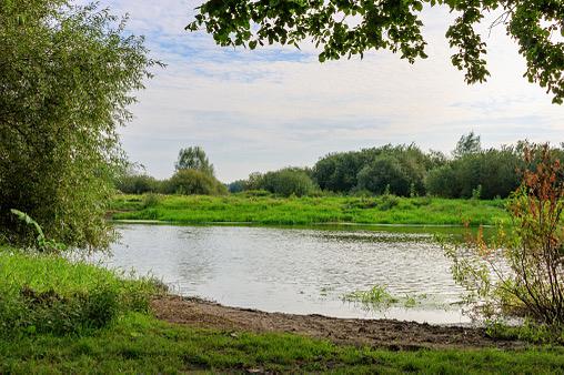 Te koop gevraagd: oever / grasland / recreatie aan te varen, Ophalen of Verzenden