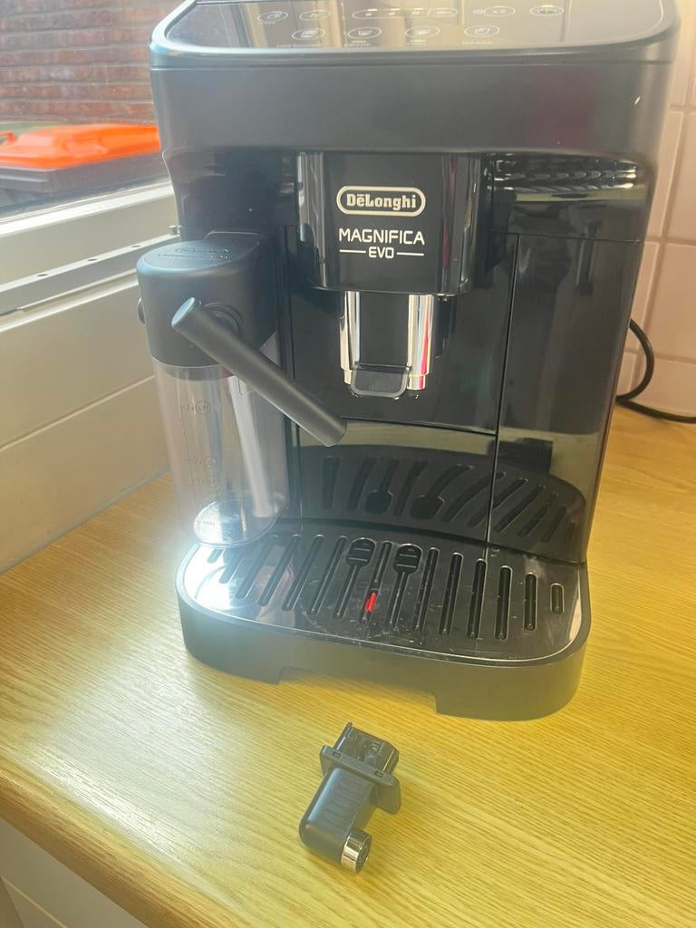 DeLonghi magnifica evo koffiemachine, Witgoed en Apparatuur, Koffiezetapparaten, Gebruikt, Koffiebonen, Koffiemachine, 2 tot 4 kopjes