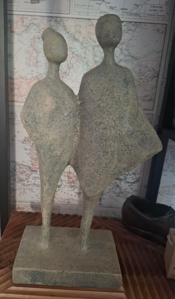 Antiekgrijs beeld Teslin van Loberon,

2 mensen op een voet, Groep mensen, Ophalen of Verzenden, 20 - 50 cm, Overige materialen