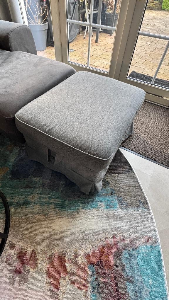 IKEA HOCKER MET GRIJZE HOES, Huis en Inrichting, Banken | Voetenbanken en Poefen, Ophalen, Gebruikt, Rechthoekig, 75 tot 100 cm