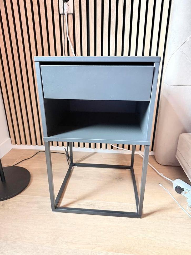 IKEA Vikhammer nachtkastje zwart industrieel modern, Huis en Inrichting, Slaapkamer | Nachtkastjes, Zo goed als nieuw, Minder dan 45 cm
