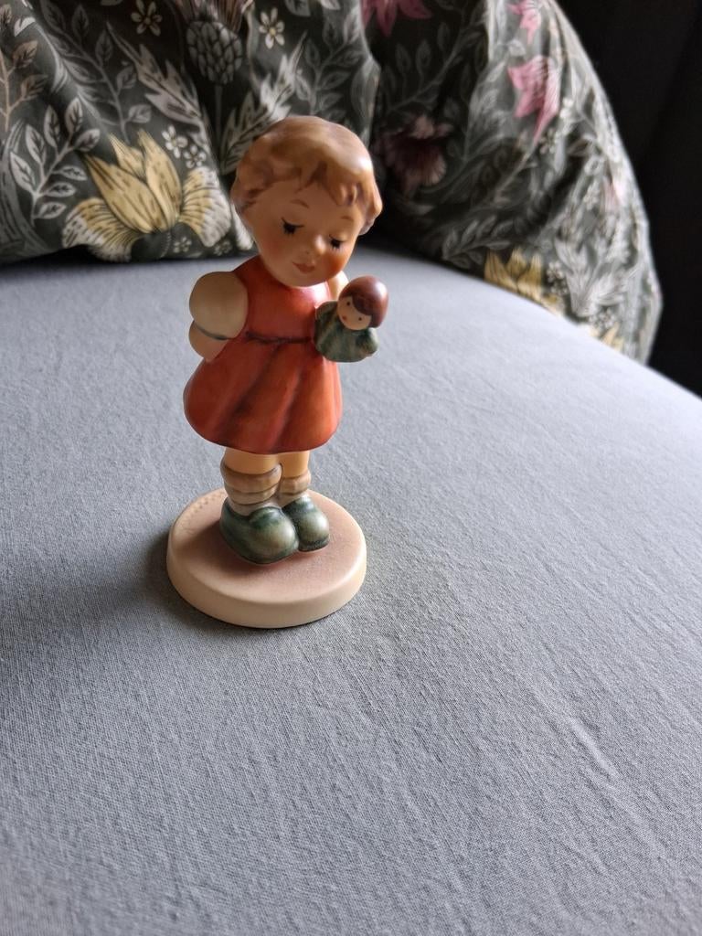 Hummel beeldje meisje met popje, puppetprincess, Ophalen of Verzenden