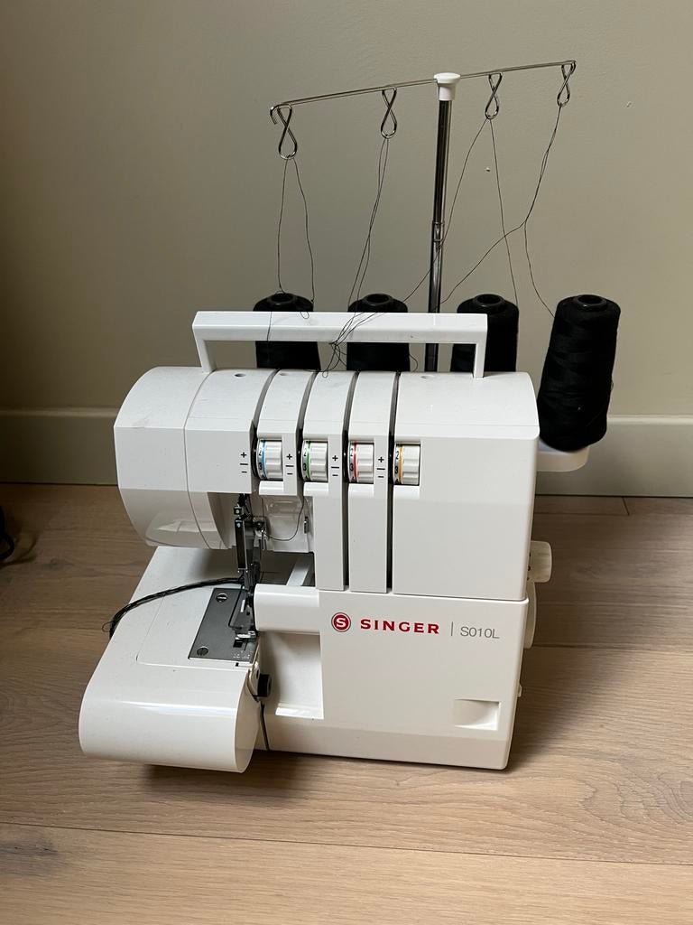 Singer S010L Lockmachine - Perfect voor al uw naaiprojecten, Hobby en Vrije tijd, Naaimachines en Toebehoren, Ophalen, Zo goed als nieuw