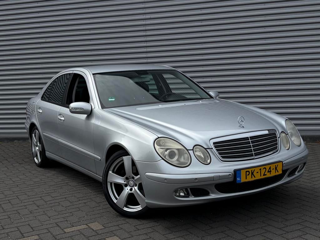Mercedes-Benz E-Klasse E200 Kompressor AUT 2005 TREKHAAK, Auto's, Automaat, Zwart, 4 cilinders, 1505 kg