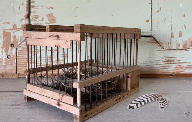 Vintage Frans vogelkooitje van hout en metaal met nestje, Antiek en Kunst, Ophalen of Verzenden