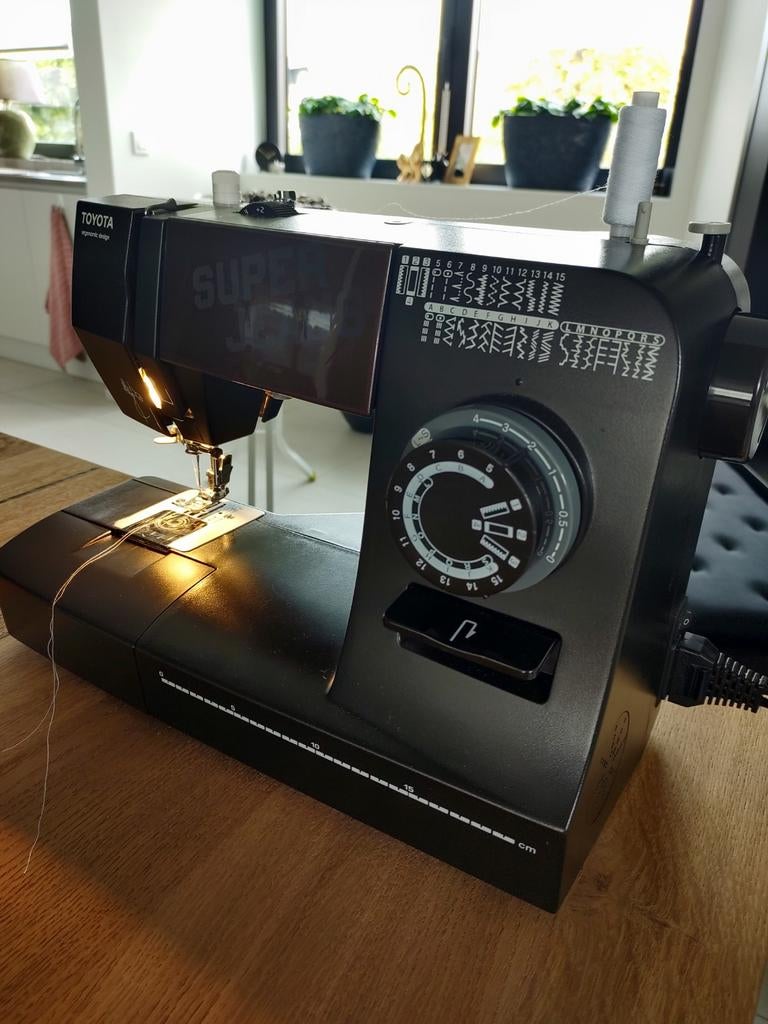 Praktisch nieuwe Toyota naaimachine Super Jeans J34, Hobby en Vrije tijd, Naaimachines en Toebehoren, Ophalen, Nieuw, Naaimachine