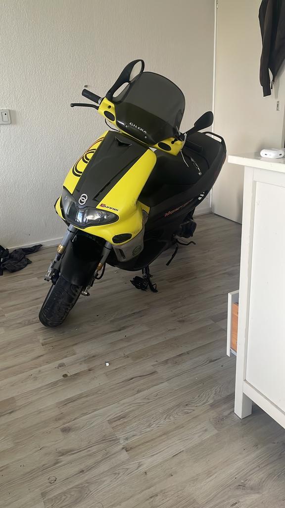 Gilera runner 70cc brom 2003, Fietsen en Brommers, Scooters | Piaggio, Zo goed als nieuw, Overige modellen, Maximaal 45 km/u, Tweetakt