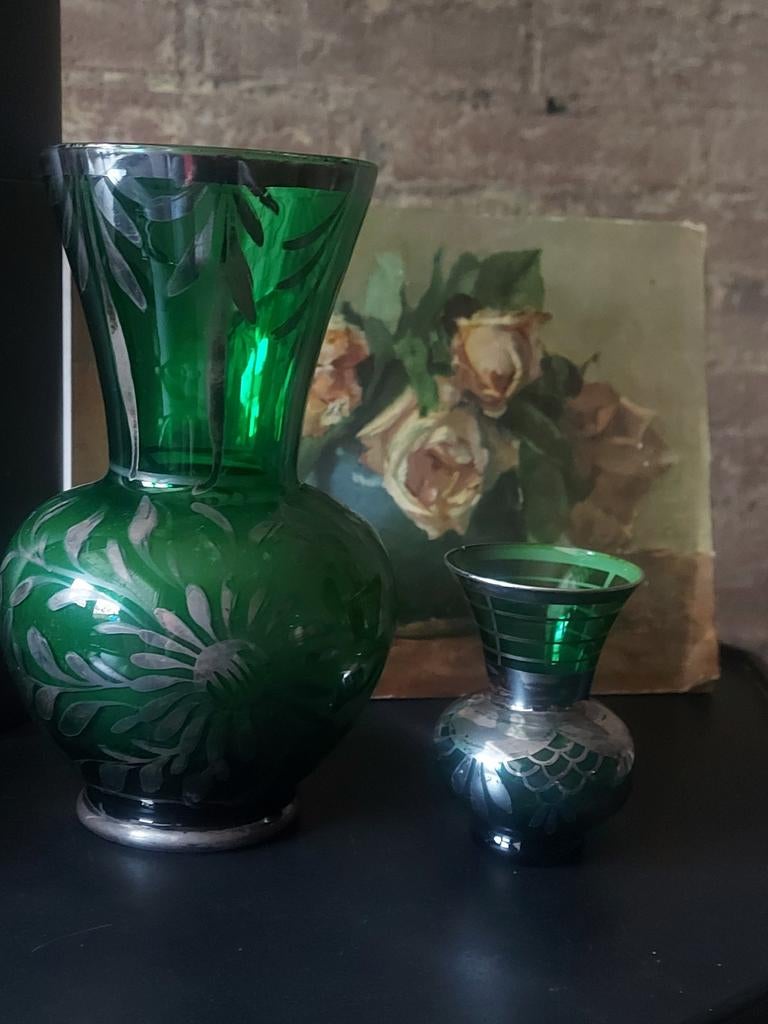 2 zeer mooie groene Art-Nouveau vaasjes met zilver overlay, Antiek en Kunst, Ophalen of Verzenden