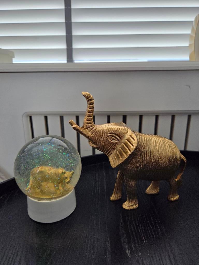 Gouden decoratie set: Olifant en sneeuwbol, Huis en Inrichting, Woonaccessoires | Overige, Ophalen of Verzenden, Gebruikt