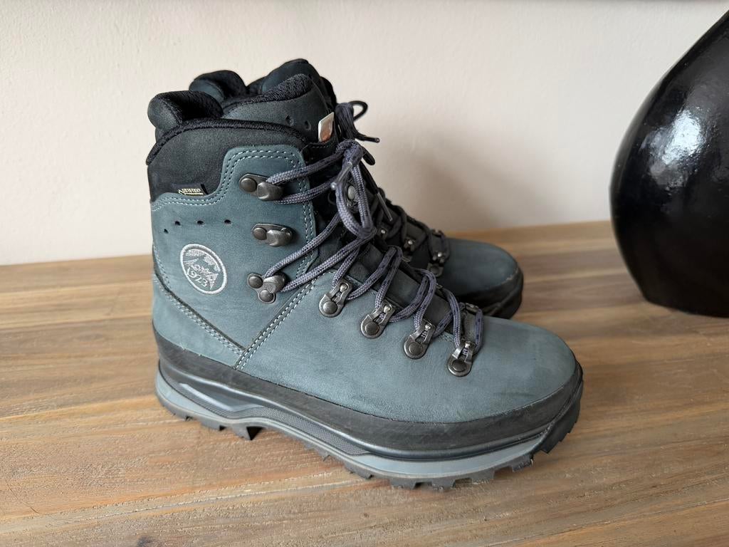 Lowa Lady III GTX, Ophalen of Verzenden, Zo goed als nieuw, Schoenen