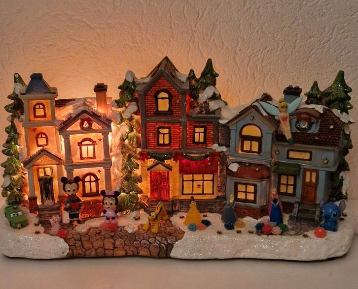 Prachtig kerstdorp

met o,a minnie,mickey,prinsessen.stitch., Verzamelen, Disney, Ophalen of Verzenden