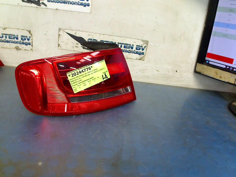 Achterlicht Links BUITEN Audi A4 (B8) 2008 8K5945095D, Auto-onderdelen, Verlichting, Gebruikt, Auto-Union-Straße  1, Ingolstadt 85057, , Duitsland
