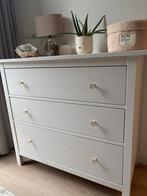 Witte commode met 2 verschillende deurknoppen, Kinderen en Baby's, Kinderkamer | Commodes en Kasten, Ophalen, 50 tot 70 cm, 105 cm of meer