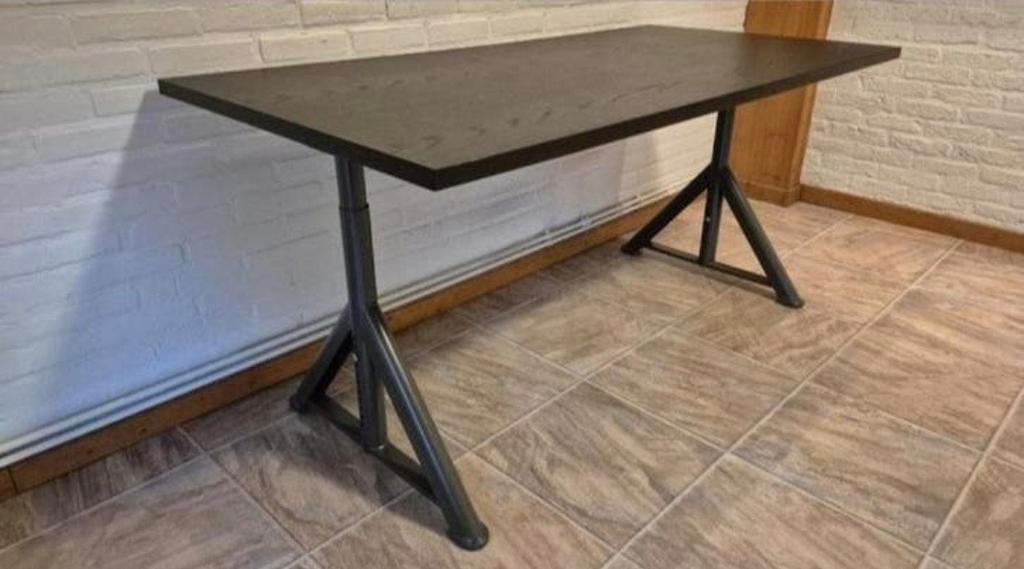 Zwart Ikea bureau (in hoogte verstelbaar), Huis en Inrichting, Bureaus, Ophalen