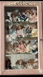 Vitrine met porseleinen poppen, Ophalen of Verzenden, Zo goed als nieuw, Poppenhuis
