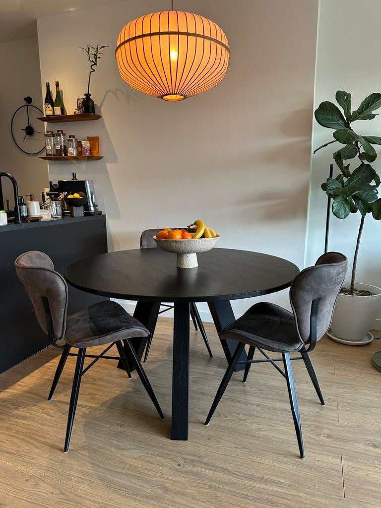 Zwart ronde tafel/Black round table, Huis en Inrichting, Tafels | Eettafels, Ophalen of Verzenden, Zo goed als nieuw, Vier personen