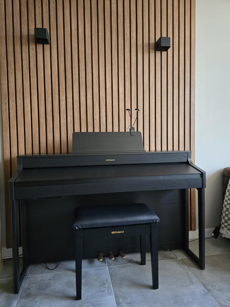 Roland piano mat zwart.  Met Roland bank en Roland lamp., Muziek en Instrumenten, Ophalen of Verzenden, Zo goed als nieuw, Zwart