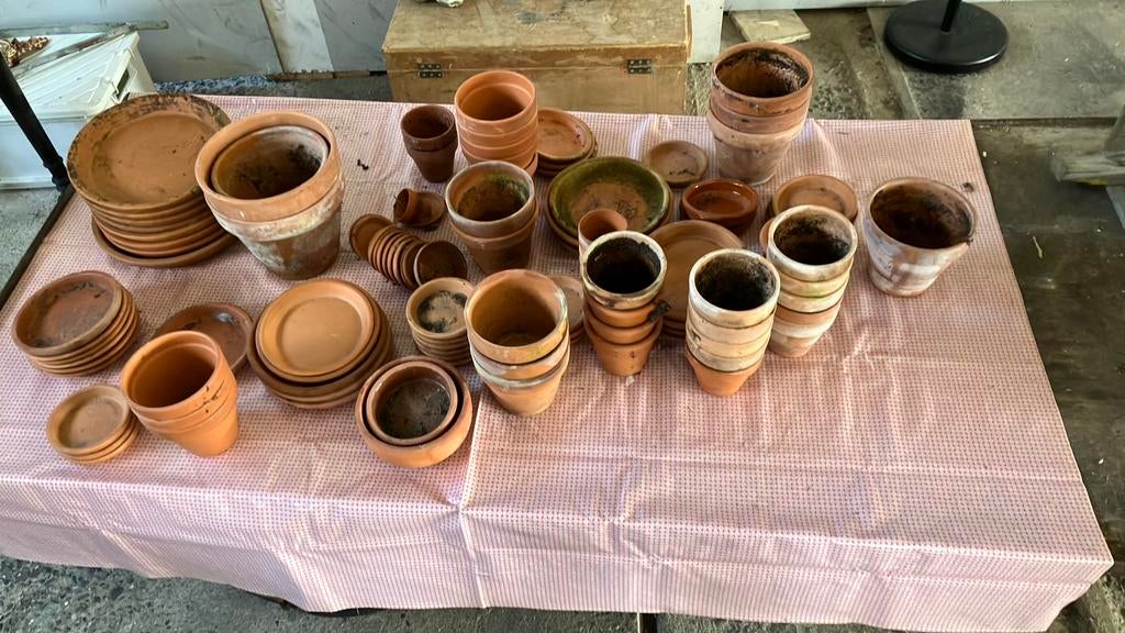 Partij 100 terracotta bloempotten bloempot en schotels, Tuin en Terras, Bloempotten, Ophalen, Gebruikt, Rond, Balkon