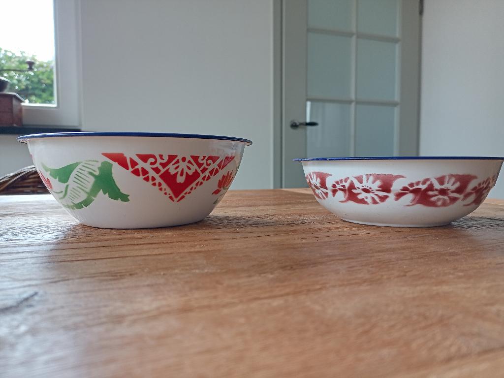 2x emaille schaaltje wit/creme met bloem, Antiek en Kunst, Antiek | Emaille, Ophalen of Verzenden