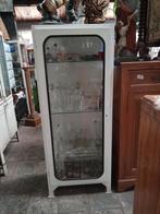 Oude ijzeren ziekenhuiskast, Ophalen