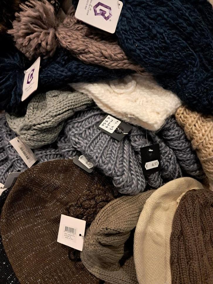 Mutsen partij nieuw met kaartje 20 stuks, Kleding | Dames, Mutsen, Sjaals en Handschoenen, Nieuw, Muts, Maat 38/40 (M), Ophalen of Verzenden