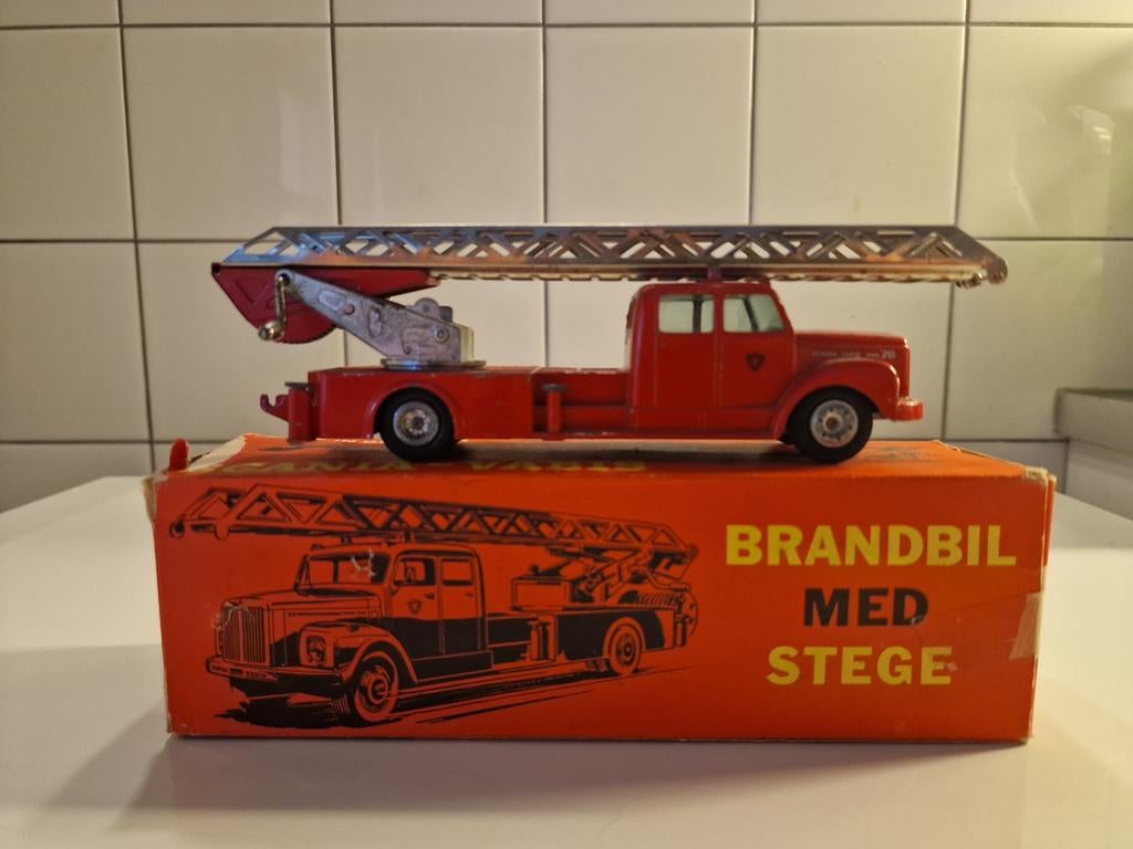 Tekno Scania-Vabis Brandweerwagen Ladderwagen 445 met doos, Hobby en Vrije tijd, Modelauto's | 1:50, Ophalen
