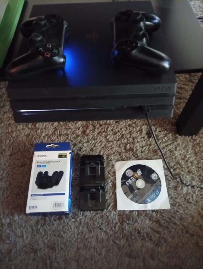 Ps4 pro + originele sony controller + oplaad station, Met games, Ophalen of Verzenden, Zo goed als nieuw, 1 TB
