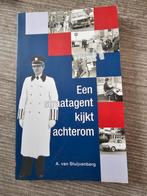 Een straatagent kijkt achterom - A. van Stuijvenberg, Ophalen of Verzenden, Gelezen, A. van Stuijvenberg